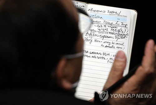 더불어민주당 박선원 의원이 3일 오후 국회 본회의장에서 열린 제422회 국회(임시회) 개회식 및 본회의에서 메모를 들고 이재명 대표, 김민석 최고위원과 대화하고 있다. [연합뉴스]